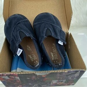 TOMS TINY  CLASSIC BLACK CANVAS SHOES
SIZE 4 BABY